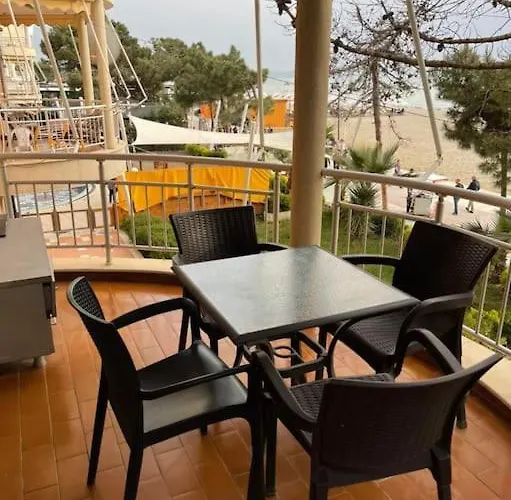 Lovely 2 Bedroom Unit With Beach View