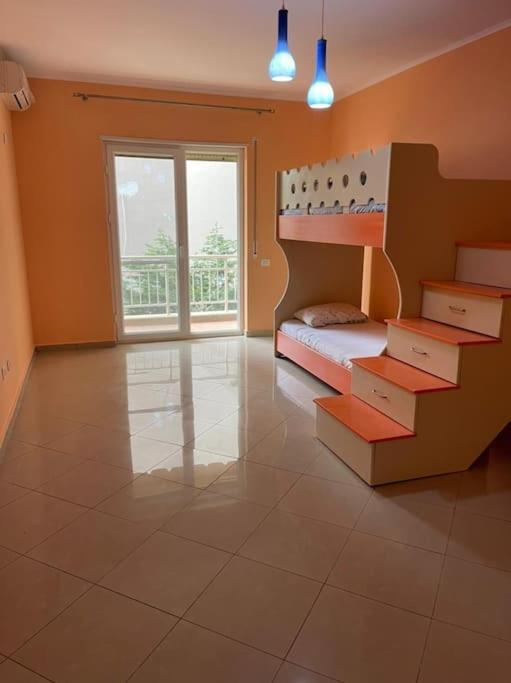 Lovely 2 Bedroom Unit With View Apartment *