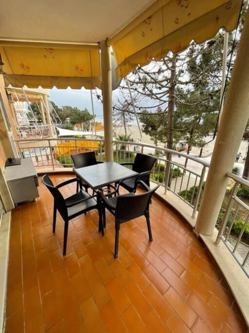 Lovely 2 Bedroom Unit With View Apartment *